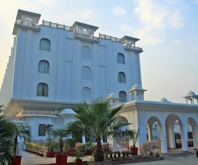 https://imgcld.yatra.com/ytimages/image/upload/t_hotel_yatra_city_desktop/v1432135954/Domestic Hotels/Hotels_Agra/Hotel Utkarsh Vilas/Overview.jpg
